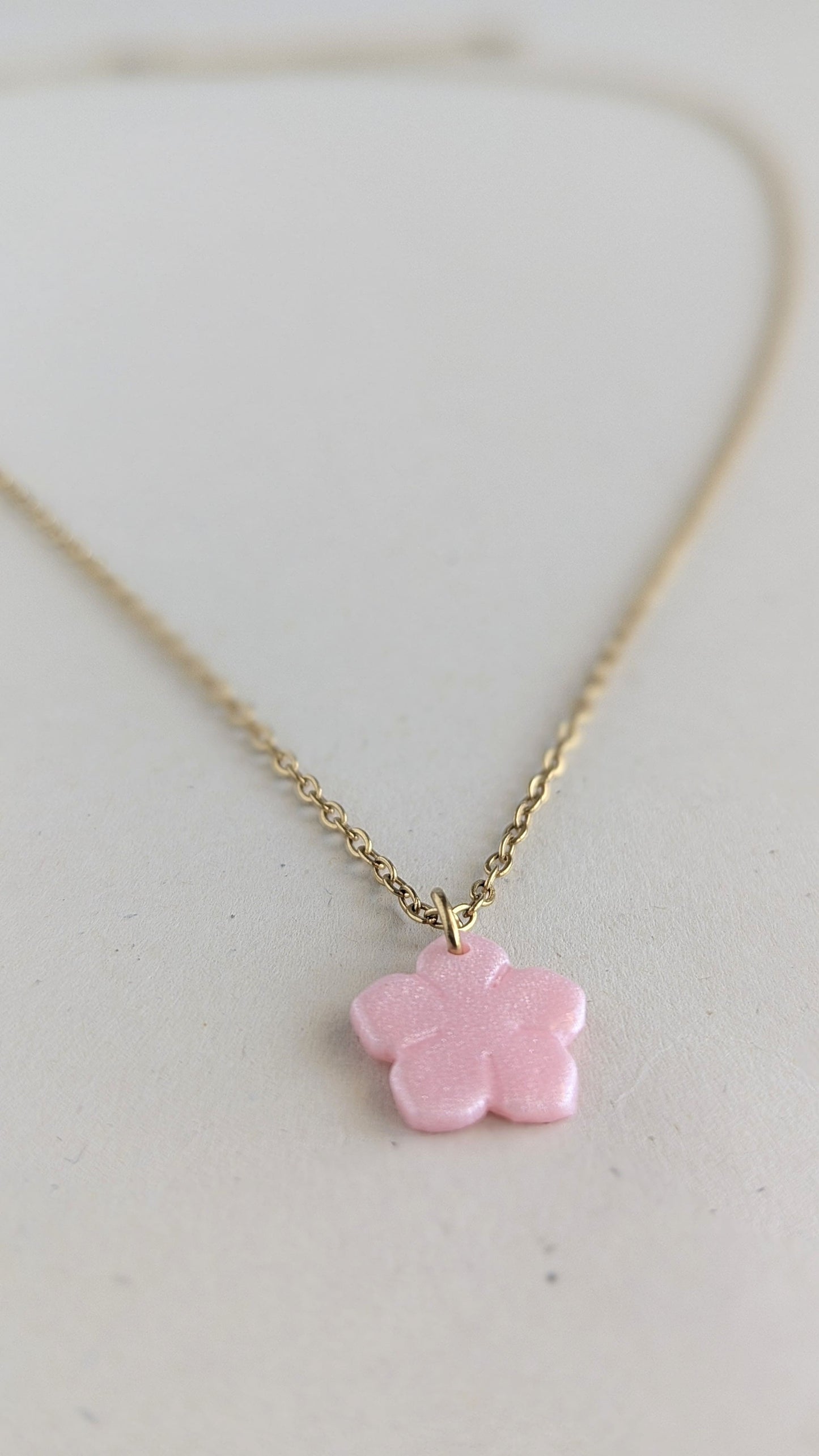 collier doré pendentif fleur rose nacré