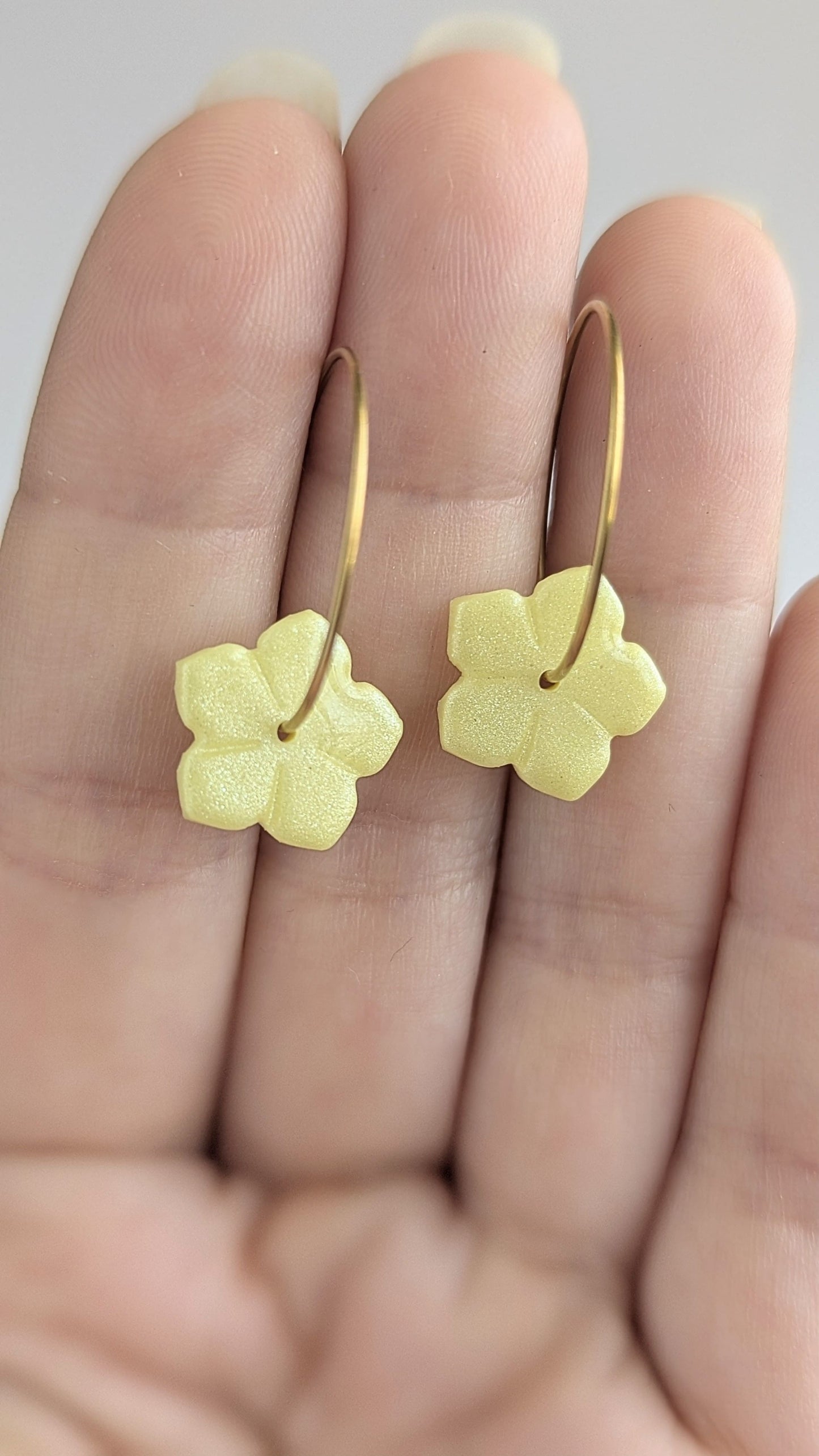 boucles d'oreilles anneaux dorées fleurs jaune nacrée