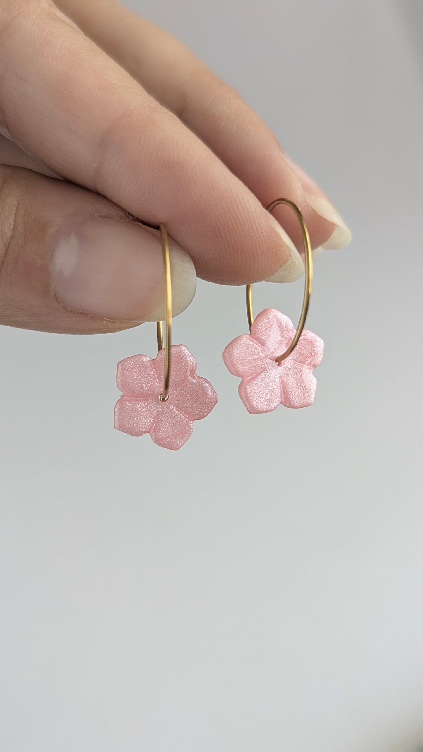 boucles d'oreilles anneaux dorées fleurs rose