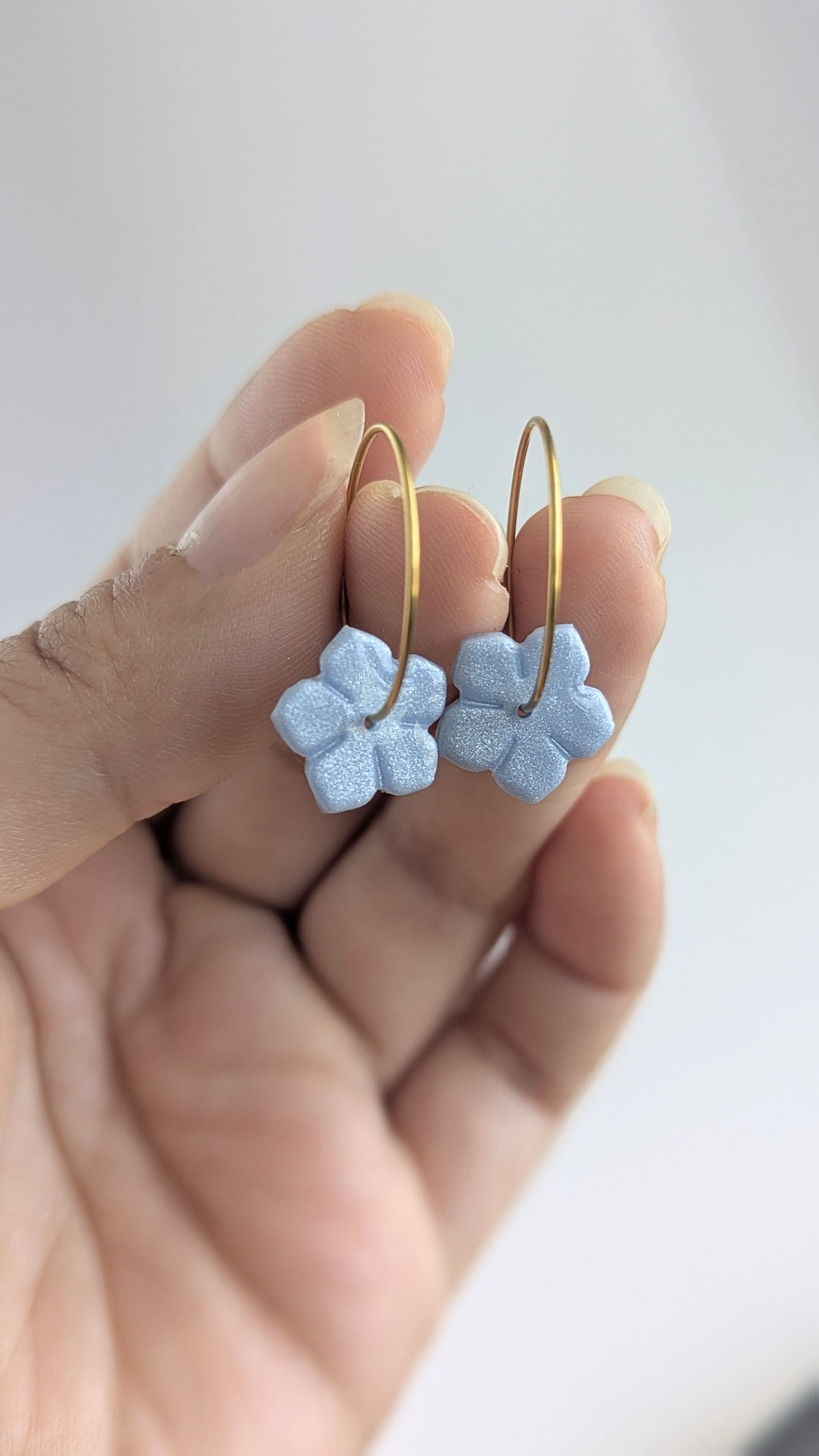 boucles d'oreilles anneaux dorées fleurs bleu nacrée
