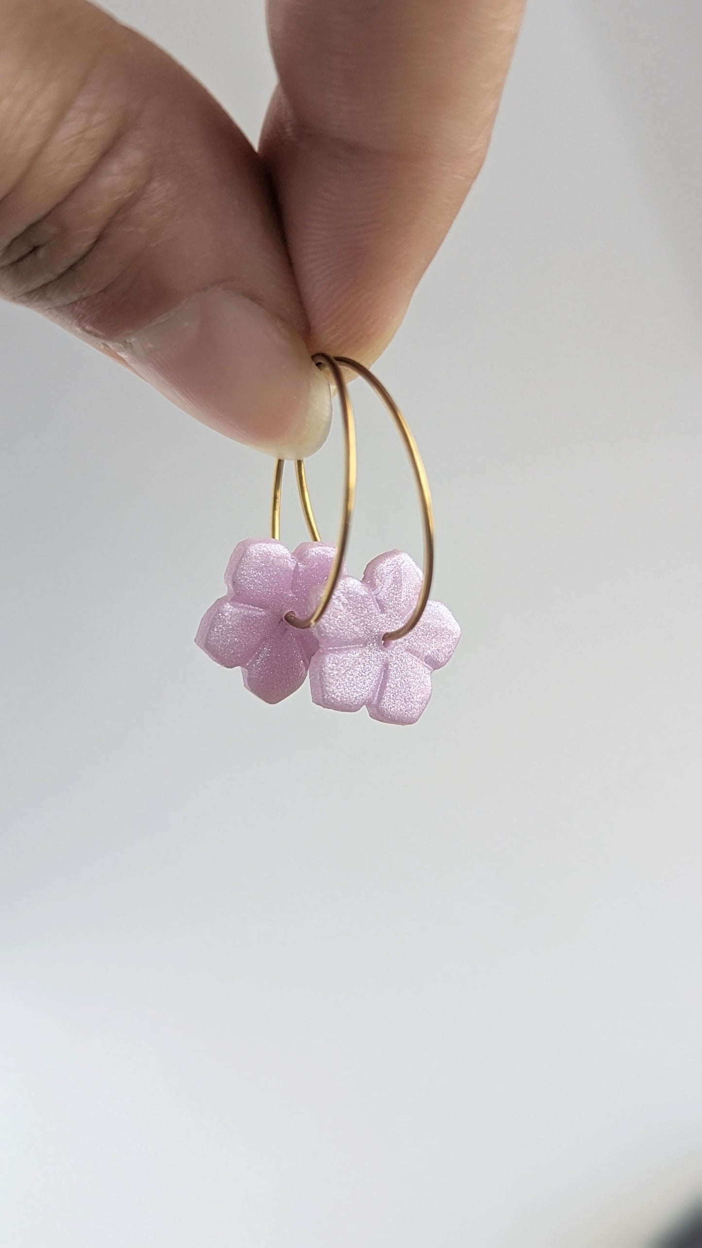 boucles d'oreilles anneaux dorées fleurs violet nacrée