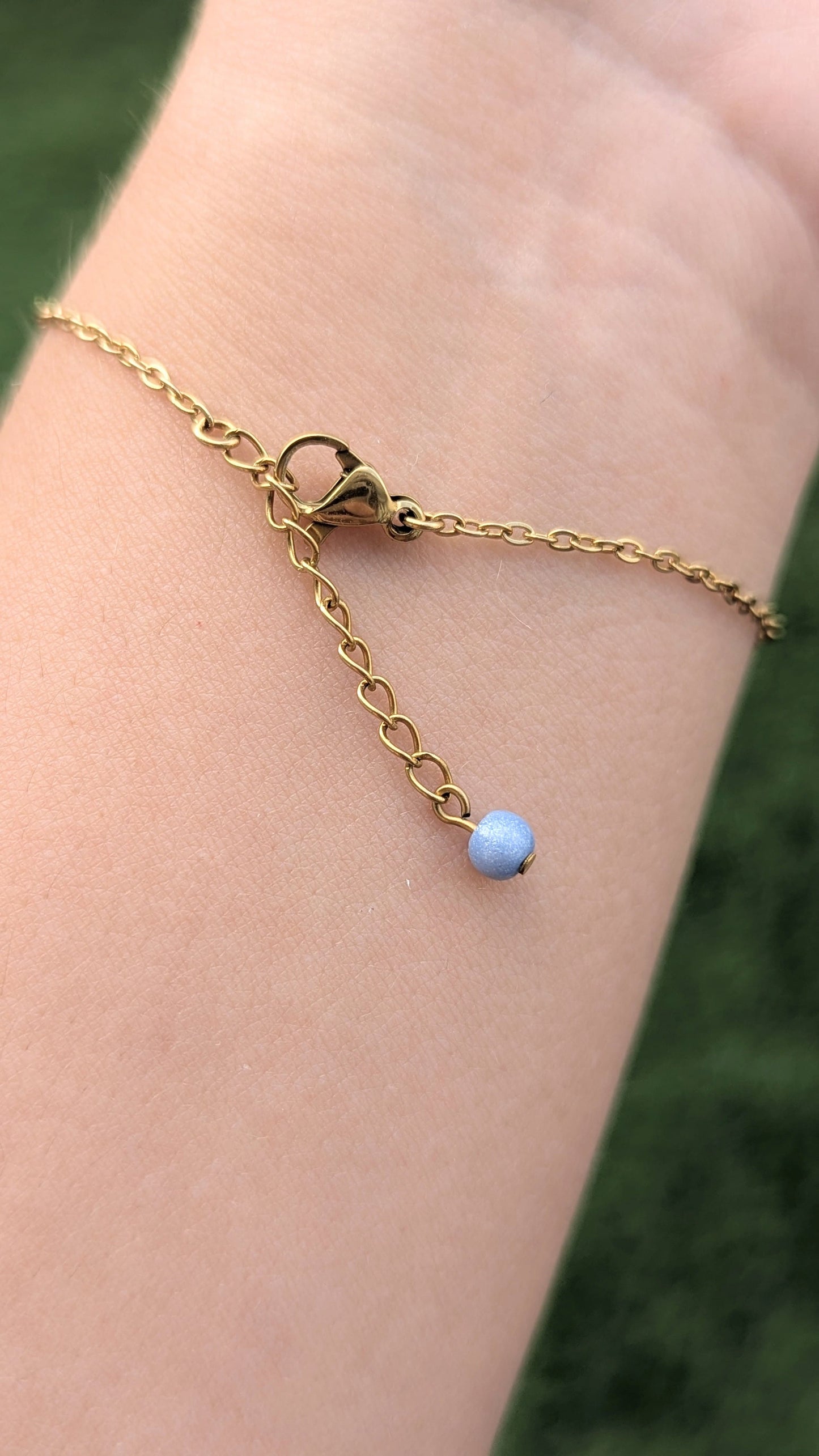 bracelet chaine dorée accroche chaine extension perle bleu nacrée au poignet