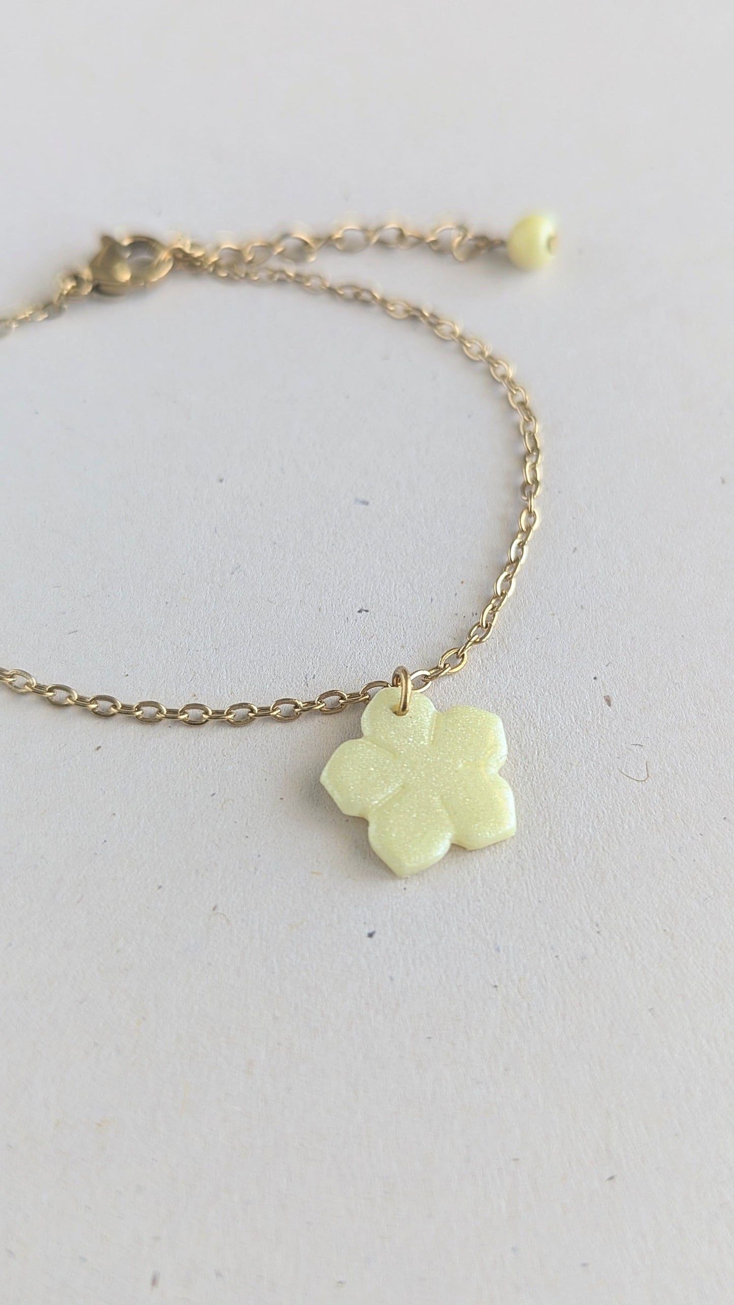 Bracelet doré pendentif fleur jaune nacrée