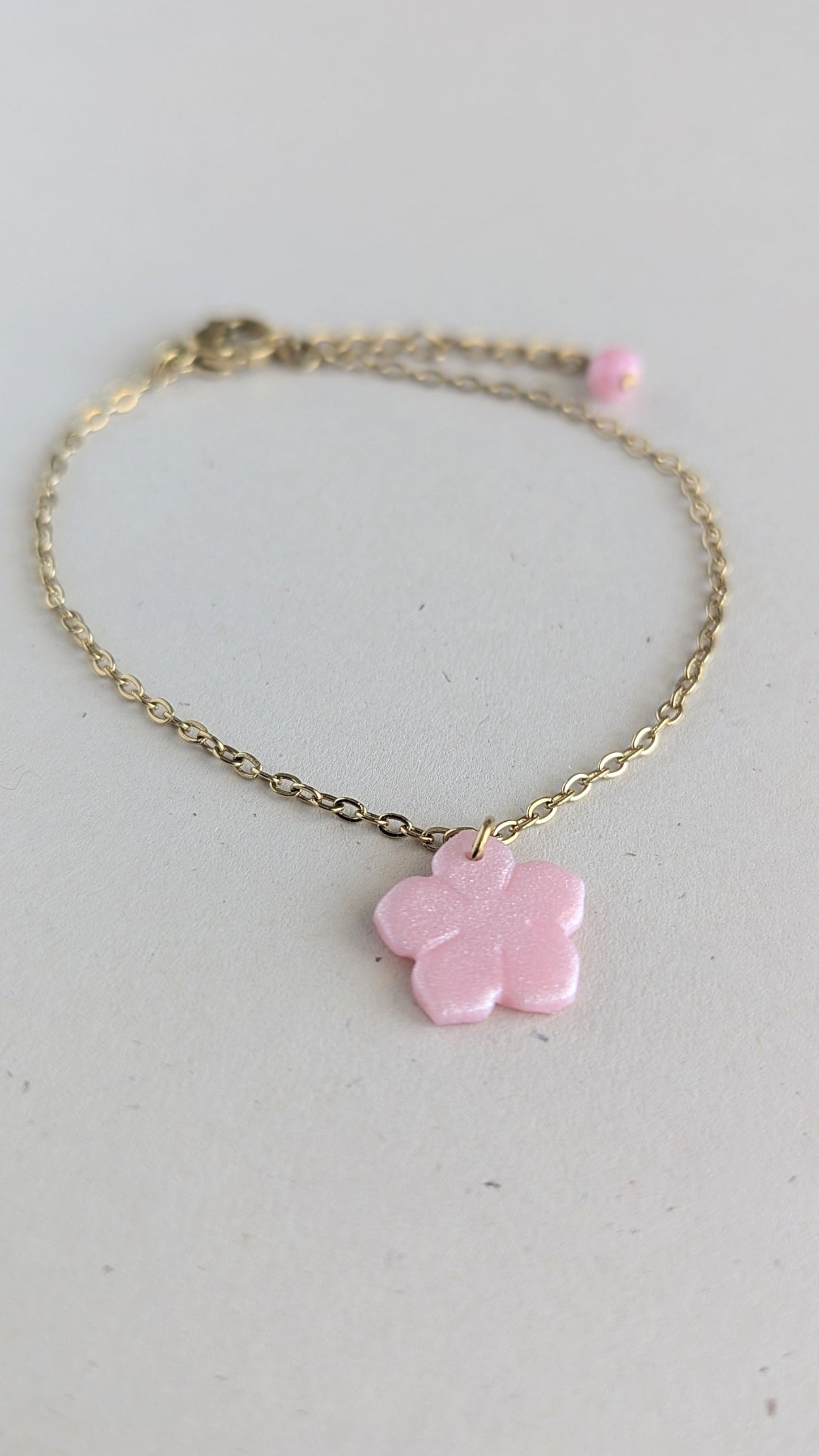 Bracelet doré pendentif fleur rose nacrée