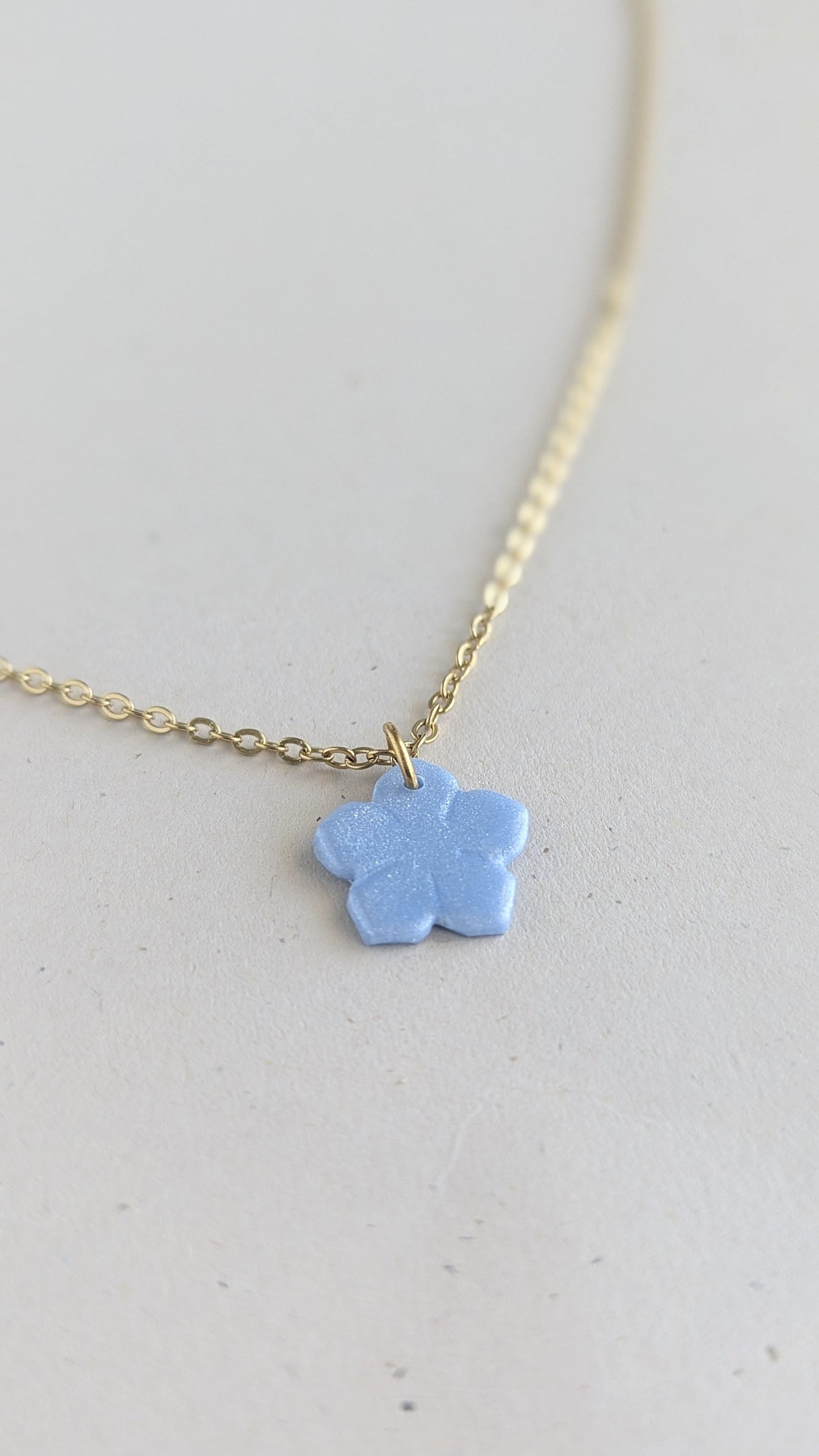 collier doré pendentif fleur bleue nacrée