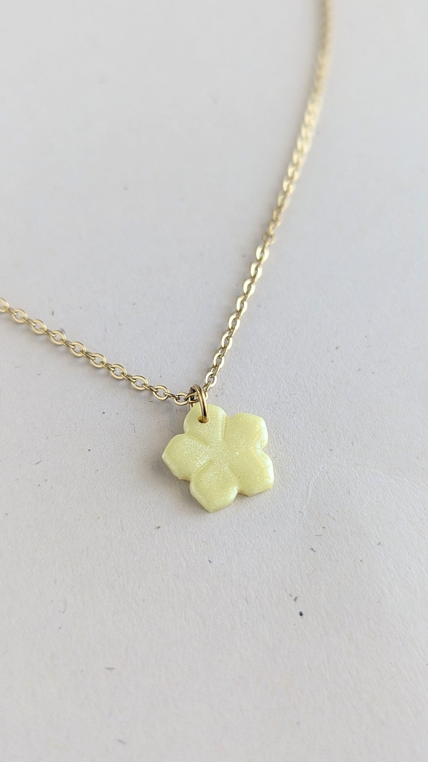 collier doré pendentif fleur jaune nacré