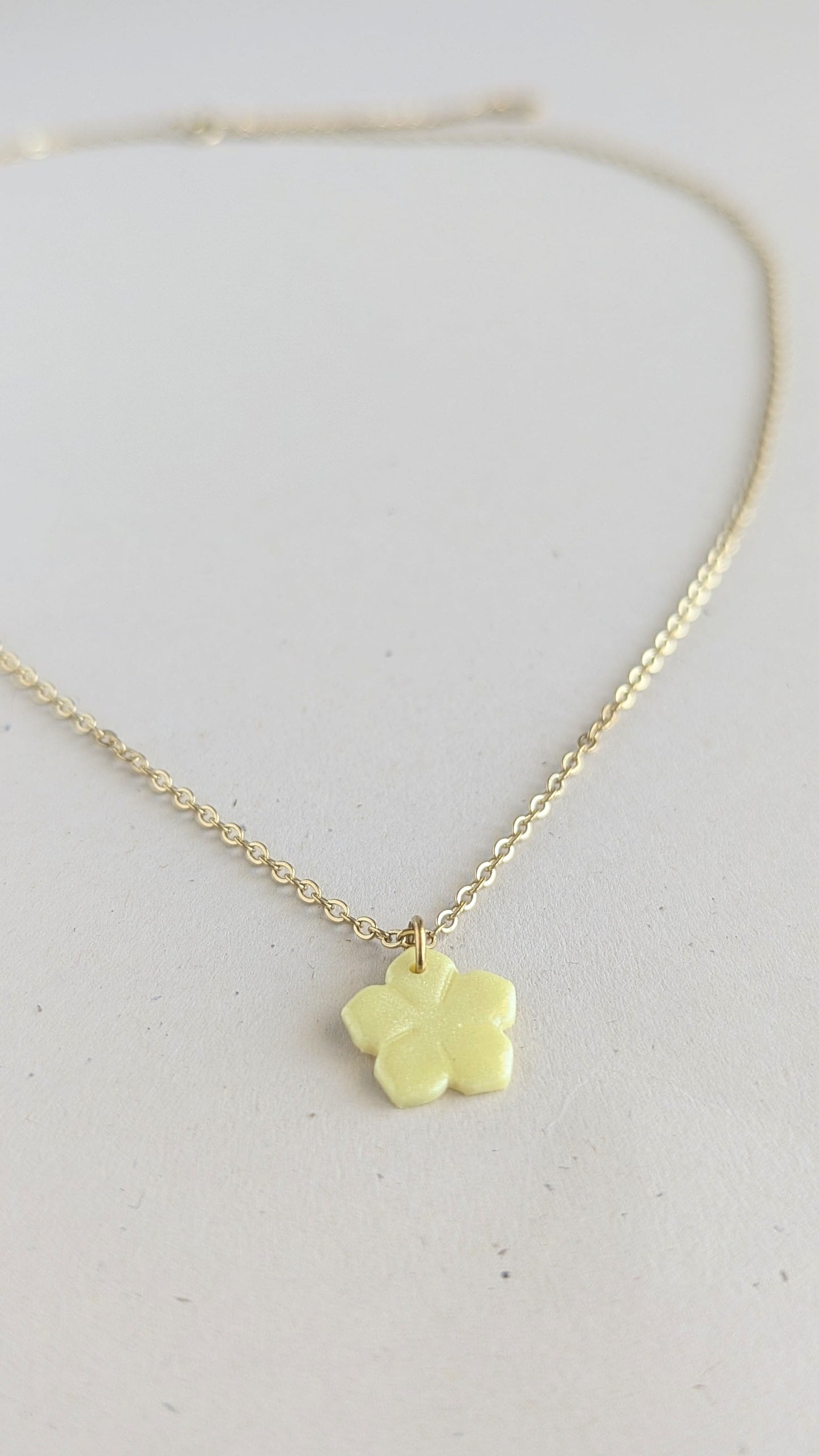 collier doré pendentif fleur jaune nacrée