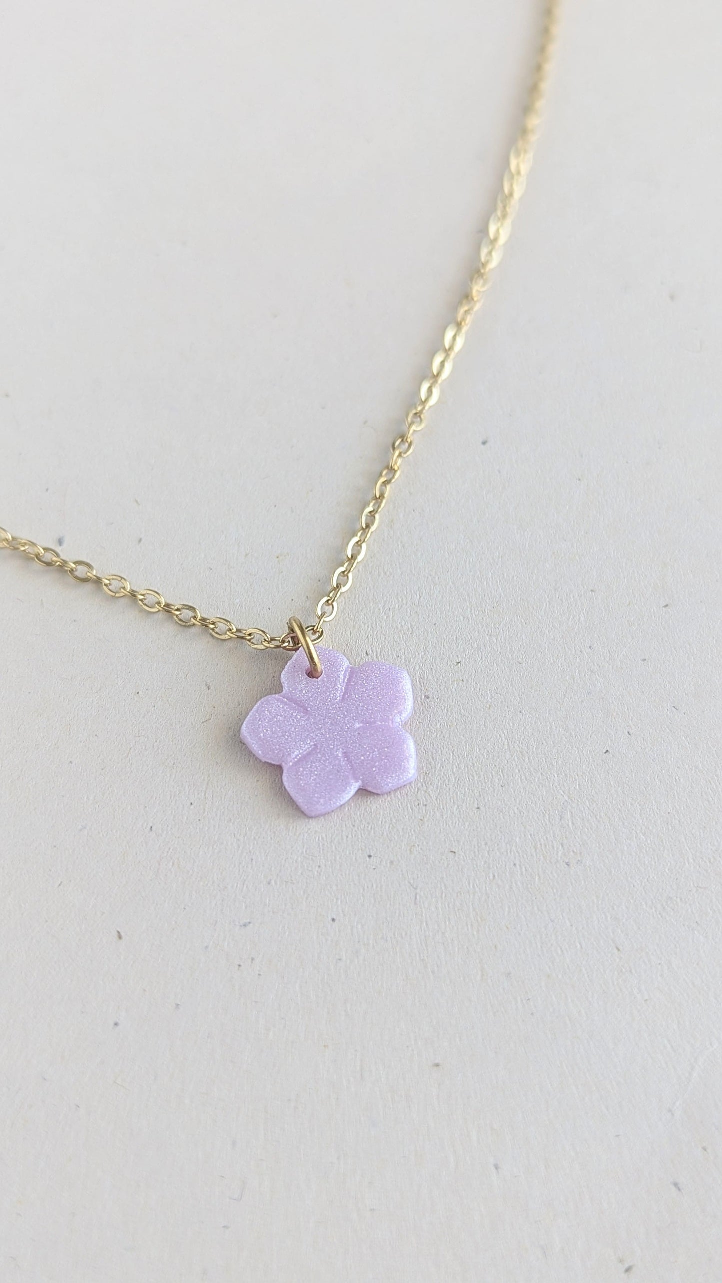 collier doré pendentif fleur violet nacré