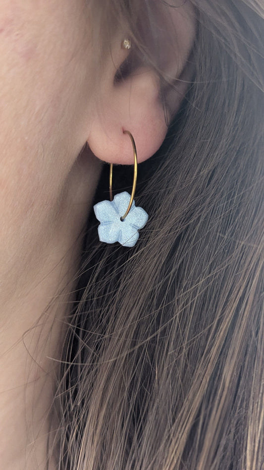 boucle d'oreille anneau dorée fleur bleu nacrée portée à l'oreille