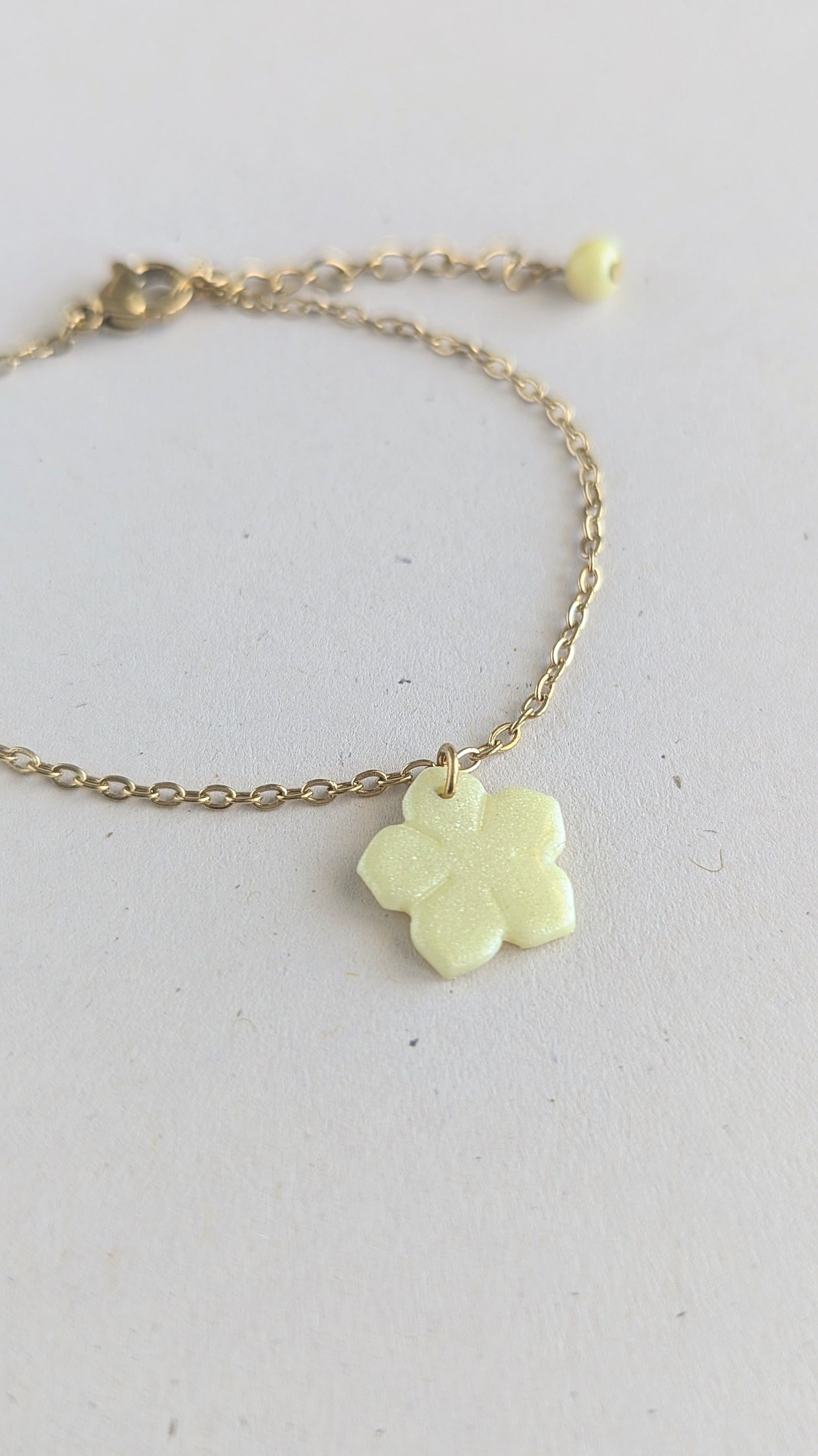 Bracelet doré pendentif fleur jaune nacrée