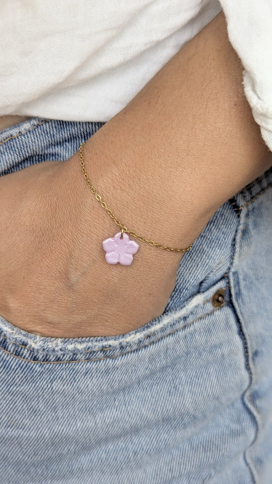 bracelet chaine dorée fleur violet nacrée au poignet