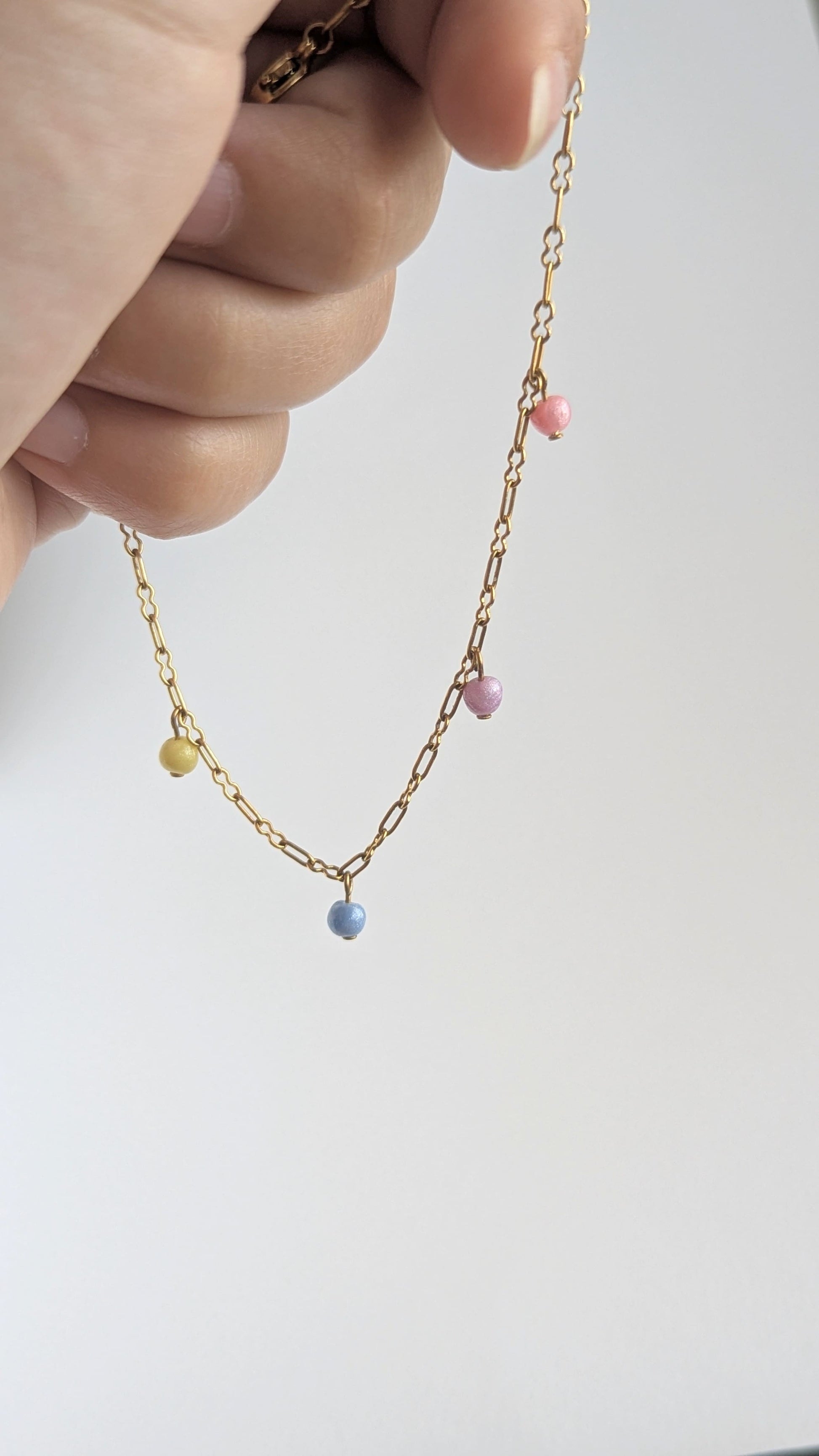 chaine de cheville dorée avec 4 perles colorées
