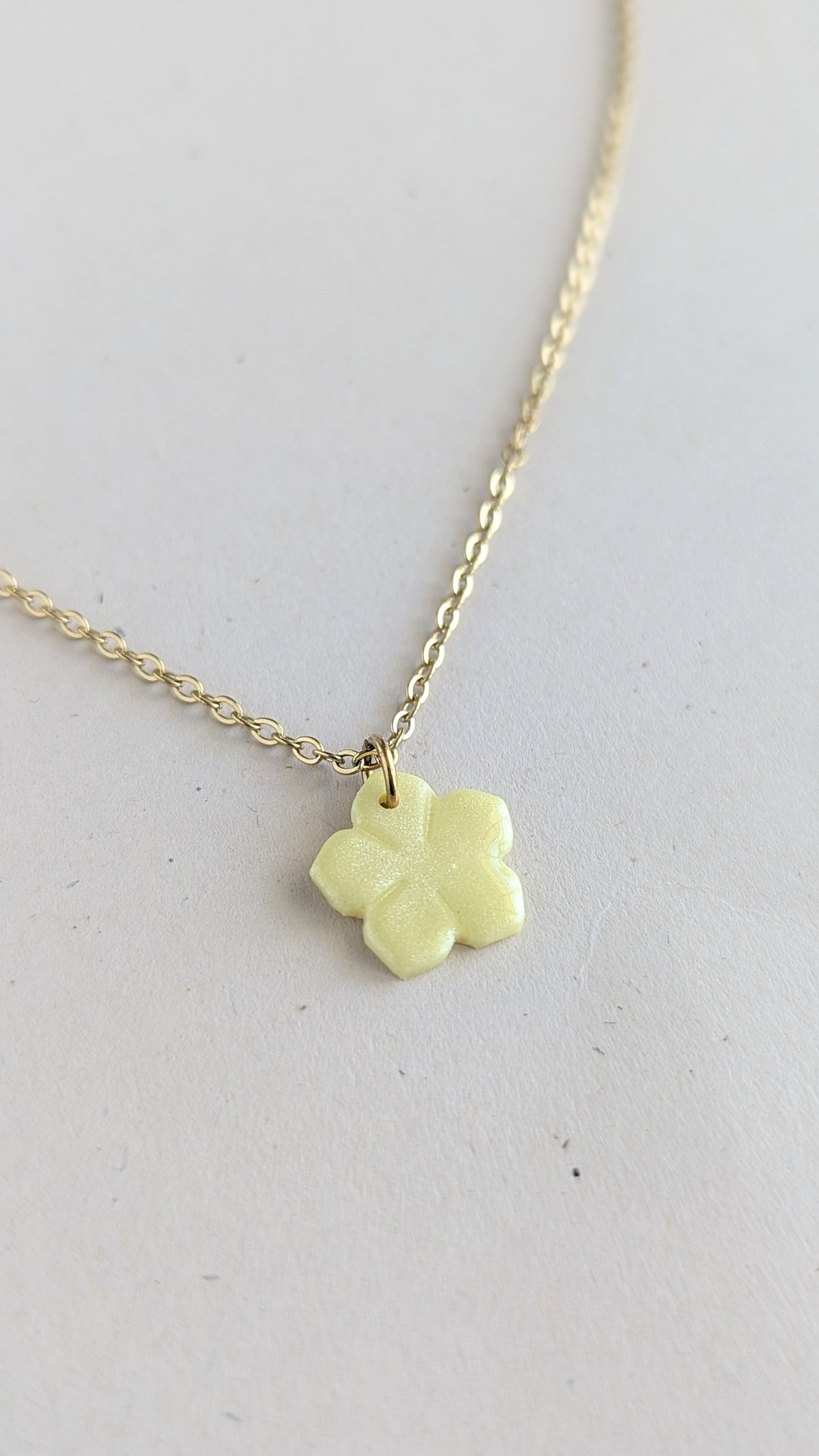 collier doré pendentif fleur jaune nacré