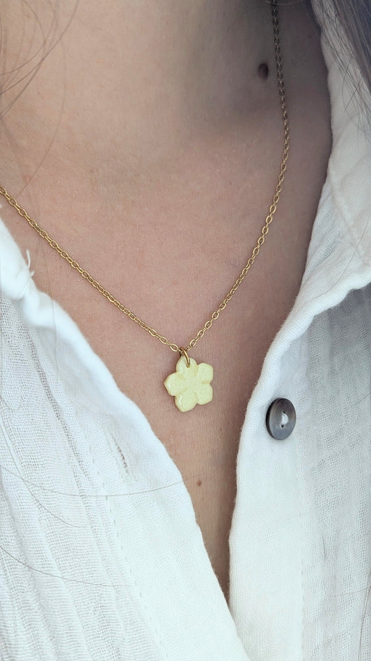 collier chaine dorée fleur jaune nacrée au cou